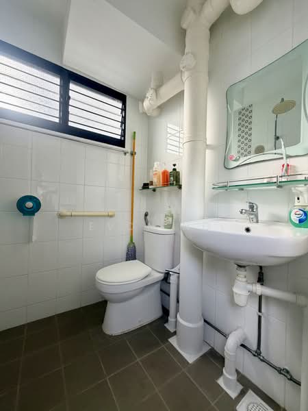 520 Bedok North Avenue 1, 520 Bedok North Avenue 1, Room Rental, 100 sqft, HDB Flat For Rent, by Evon Ng, 500170928 - Bathroom - PropertyGuru.com.sg