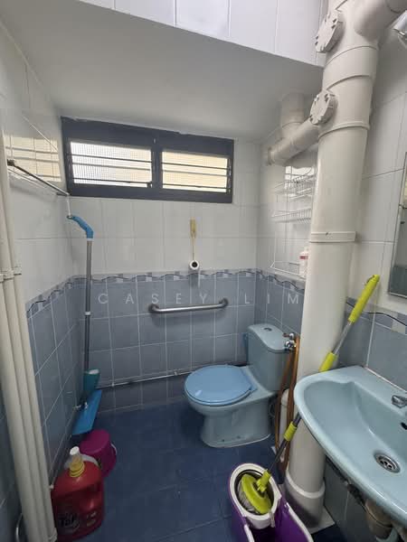 59 Telok Blangah Heights, 59 Telok Blangah Heights, 3 Bedrooms, 990 sqft, HDB Flat For Rent, by Casey Lim, 500170944 - Bathroom - PropertyGuru.com.sg