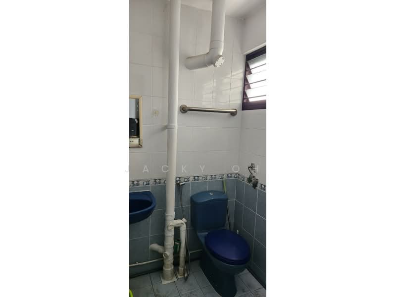228 Yishun Street 21, 228 Yishun Street 21, 2 Bedrooms, 721 sqft, HDB Flat For Sale, by Jacky Oh, 500170992 - Bathroom - PropertyGuru.com.sg