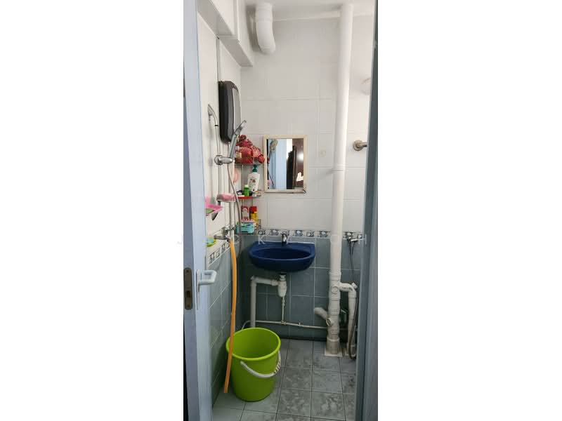 228 Yishun Street 21, 228 Yishun Street 21, 2 Bedrooms, 721 sqft, HDB Flat For Sale, by Jacky Oh, 500170992 - Bathroom - PropertyGuru.com.sg