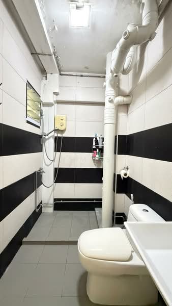 643 Choa Chu Kang Street 64, 643 Choa Chu Kang Street 64, 3 Bedrooms, 1,076 sqft, HDB Flat For Sale, by James Yeo, 500171011 - Bathroom - PropertyGuru.com.sg