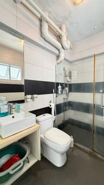 643 Choa Chu Kang Street 64, 643 Choa Chu Kang Street 64, 3 Bedrooms, 1,076 sqft, HDB Flat For Sale, by James Yeo, 500171011 - Bathroom - PropertyGuru.com.sg