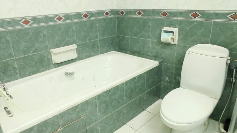Tiara, 1 Kim Seng Walk, Room Rental, 200 sqft, Apartment For Rent, by Bennedict Tan, 500171027 - Bathroom - PropertyGuru.com.sg