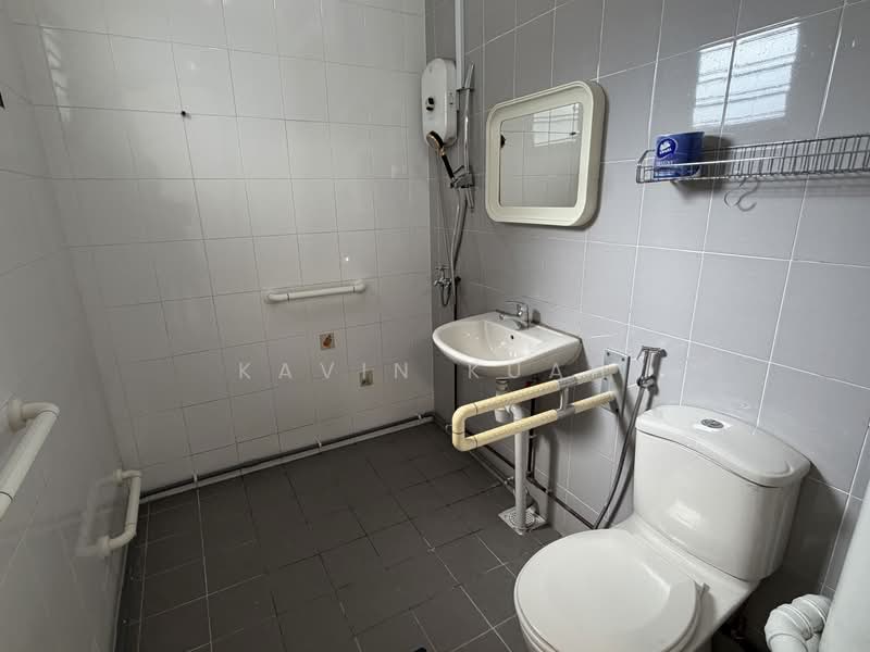 806 Tampines Avenue 4, 806 Tampines Avenue 4, 3 Bedrooms, 1,130 sqft, HDB Flat For Sale, by Kavin Kuah, 500171054 - Bathroom - PropertyGuru.com.sg