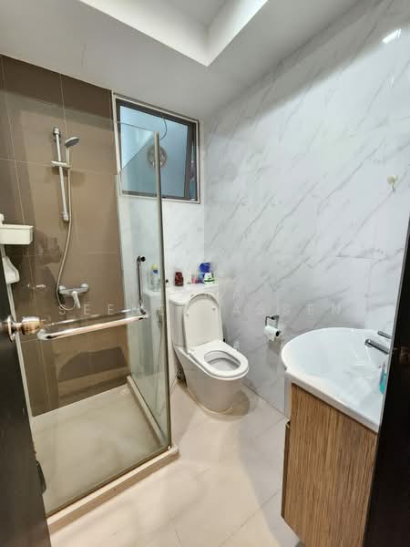Eastwood Centre, 20 Eastwood Road, 2 Bedrooms, 926 sqft, Apartment For Rent, by Isma Seeneevassen, 500171058 - Bathroom - PropertyGuru.com.sg
