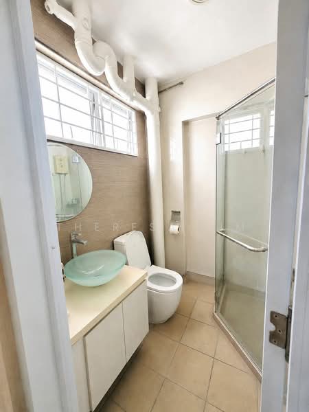 932 Jurong West Street 92, 932 Jurong West Street 92, 3 Bedrooms, 1,108 sqft, HDB Flat For Sale, by Theresa Lim, 500171086 - Bathroom - PropertyGuru.com.sg
