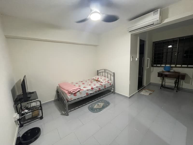 435 Hougang Avenue 8, 435 Hougang Avenue 8, Room Rental, 200 sqft, HDB Flat For Rent, by Donna Lwi, 500171116 - Bedroom - PropertyGuru.com.sg