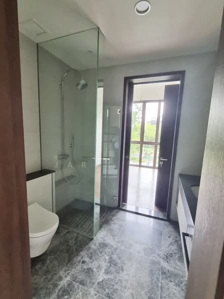 Parksuites, 18 Holland Grove Road, 2 Bedrooms, 786 sqft, Condominium For Sale, by Jarel Tay, 500171119 - Bathroom - PropertyGuru.com.sg