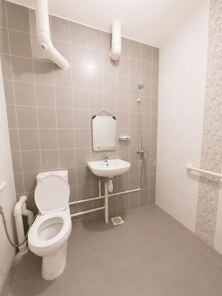 341 Bukit Batok Street 34, 341 Bukit Batok Street 34, 2 Bedrooms, 785 sqft, HDB Flat For Sale, by Zedson Tan, 500171130 - Bathroom - PropertyGuru.com.sg