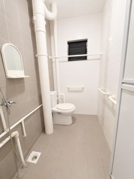 341 Bukit Batok Street 34, 341 Bukit Batok Street 34, 2 Bedrooms, 785 sqft, HDB Flat For Sale, by Zedson Tan, 500171130 - Bathroom - PropertyGuru.com.sg