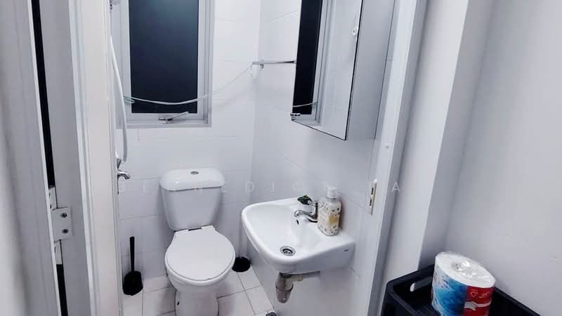 The Stellar, 6 West Coast Road, Room Rental, 120 sqft, Condominium For Rent, by Bennedict Tan, 500171159 - Bathroom - PropertyGuru.com.sg
