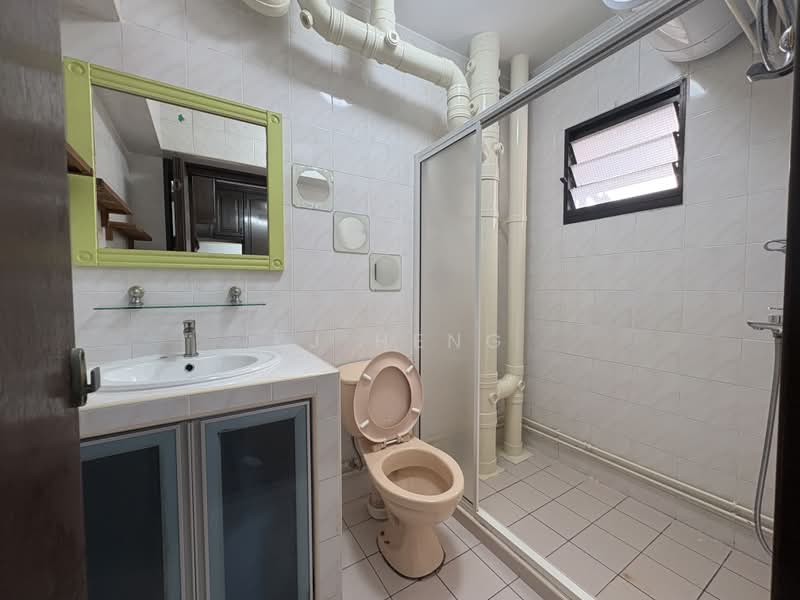 327 Sembawang Crescent, 327 Sembawang Crescent, 3 Bedrooms, 1,087 sqft, HDB Flat For Rent, by KJ Heng, 500171213 - Common Bathroom - PropertyGuru.com.sg