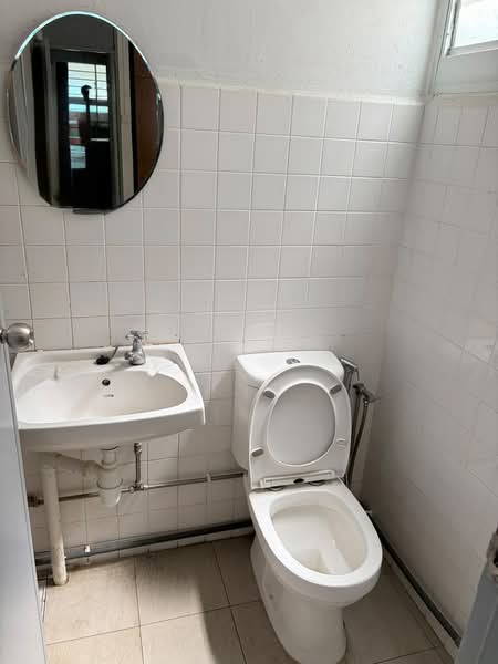 342 Ubi Avenue 1, 342 Ubi Avenue 1, 2 Bedrooms, 800 sqft, HDB Flat For Rent, by Renee Nicole Lee, 500171220 - Bathroom - PropertyGuru.com.sg