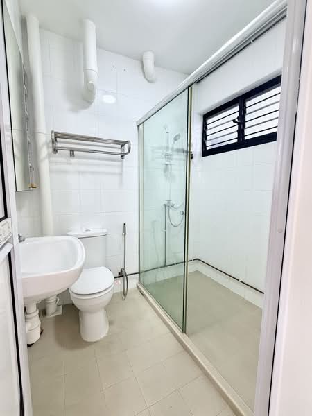 722 Bedok Reservoir Road, 722 Bedok Reservoir Road, 3 Bedrooms, 1,109 sqft, HDB Flat For Rent, by Regina Huang, 500171229 - Bathroom - PropertyGuru.com.sg