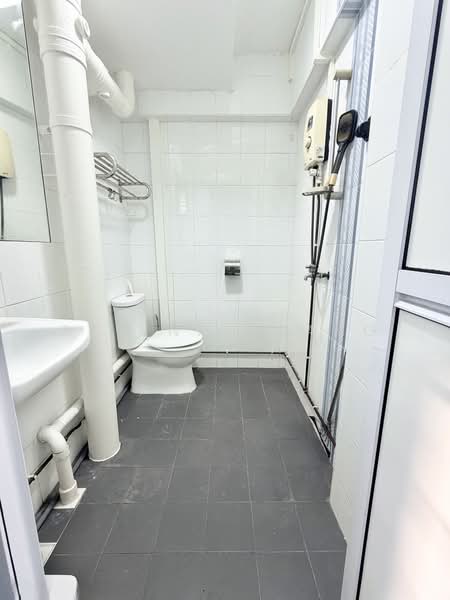 722 Bedok Reservoir Road, 722 Bedok Reservoir Road, 3 Bedrooms, 1,109 sqft, HDB Flat For Rent, by Regina Huang, 500171229 - Bathroom - PropertyGuru.com.sg