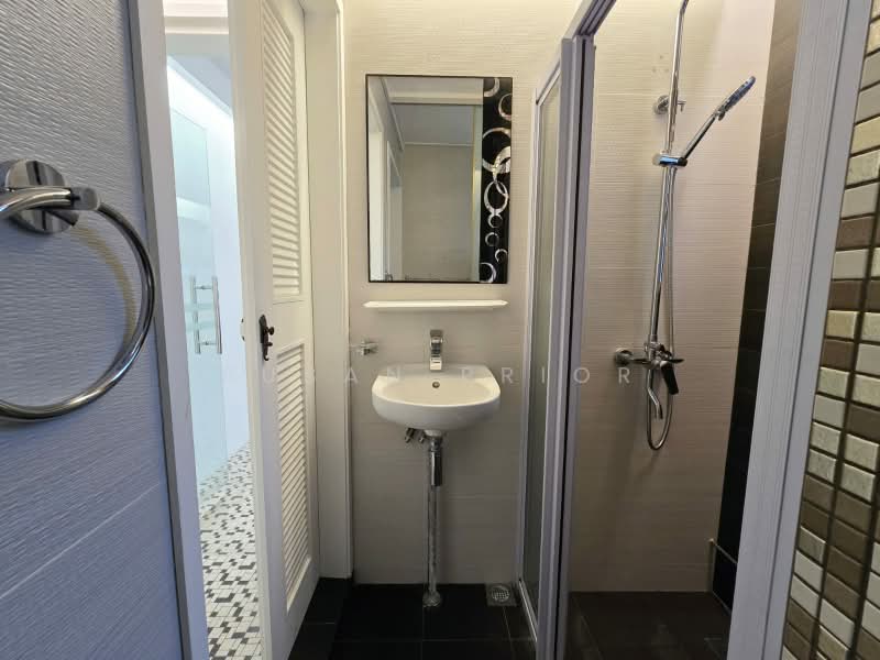 Tiong Bahru Estate, Tiong Poh, Tiong Bahru Road, 3 Bedrooms, 960 sqft, Walk-up Apartment For Rent, by Susan Prior, 500171234 - Bathroom - PropertyGuru.com.sg