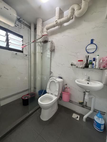 241 Compassvale Walk, 241 Compassvale Walk, 3 Bedrooms, 1,076 sqft, HDB Flat For Sale, by Natasha Goh, 500171247 - Bathroom - PropertyGuru.com.sg