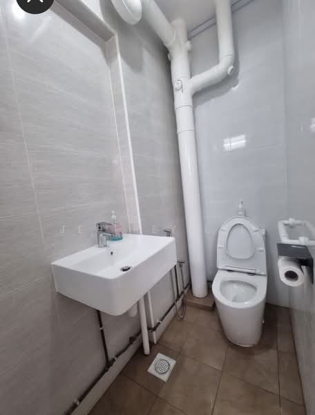 404 Choa Chu Kang Avenue 3, 404 Choa Chu Kang Avenue 3, 3 Bedrooms, 1,120 sqft, HDB Flat For Rent, by Jeffrey Lee, 500171264 - Bathroom - PropertyGuru.com.sg