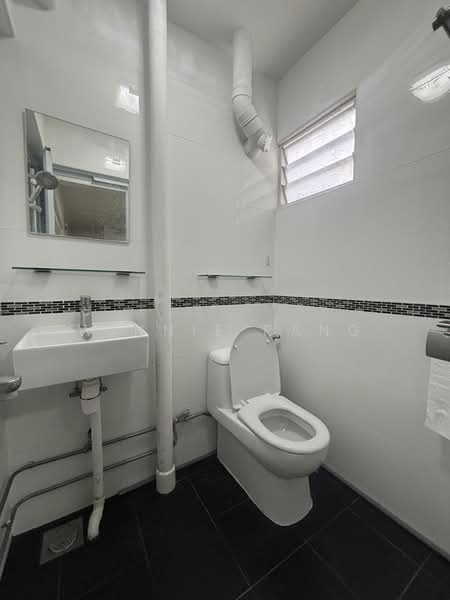 225 Ang Mo Kio Avenue 1, 225 Ang Mo Kio Avenue 1, 2 Bedrooms, 721 sqft, HDB Flat For Rent, by Winnie Pang, 500171272 - Bathroom - PropertyGuru.com.sg