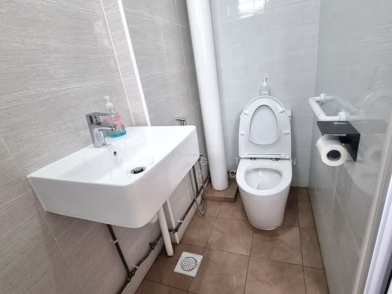 404 Choa Chu Kang Avenue 3, 404 Choa Chu Kang Avenue 3, 3 Bedrooms, 1,140 sqft, HDB Flat For Rent, by Lim Jing Tuan (Benedict), 500171299 - Bathroom - PropertyGuru.com.sg