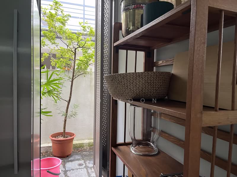 ★ TAI KENG VILLAS ★ CORNER TERRACE ★ BRIGHT & AIRY ★, Jalan Kelichap, 6 Bedrooms, 3,089 sqft, Corner Terrace For Sale, by Soo Hoon, 500171325 - Door to Side Terrace - PropertyGuru.com.sg