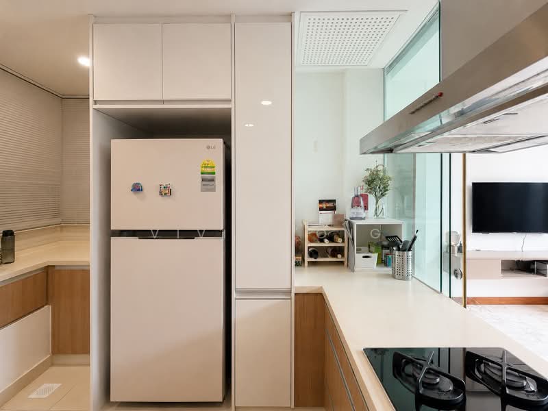Floridian, 965 Bukit Timah Road, 2 Bedrooms, 926 sqft, Condominium For Sale, by Vivian Ong, 500171332 - Kitchen - PropertyGuru.com.sg