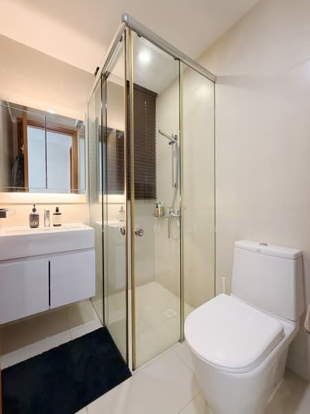 Floridian, 965 Bukit Timah Road, 2 Bedrooms, 926 sqft, Condominium For Sale, by Vivian Ong, 500171332 - Common Bathroom - PropertyGuru.com.sg