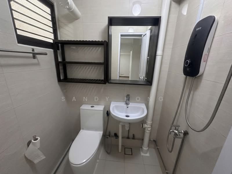 449 Clementi Avenue 3, 449 Clementi Avenue 3, 2 Bedrooms, 731 sqft, HDB Flat For Sale, by Sandy Hong, 500171338 - Bathroom - PropertyGuru.com.sg