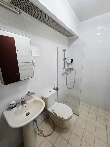 28C Dover Crescent, 28C Dover Crescent, 3 Bedrooms, 1,023 sqft, HDB Flat For Rent, by Yan Lim, 500171350 - Bathroom - PropertyGuru.com.sg