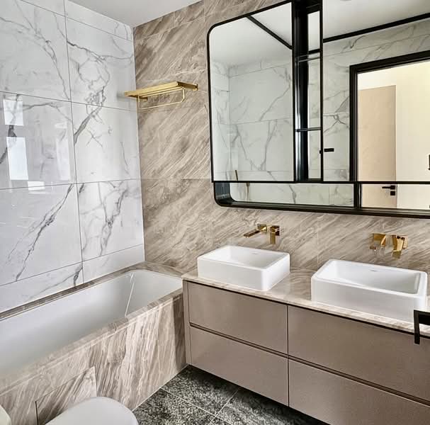 Perfect Ten, 323 Bukit Timah Road, 3 Bedrooms, 1,227 sqft, Condominium For Rent, by Craymond Ching 陈奕充, 500171351 - Master Bathroom - PropertyGuru.com.sg