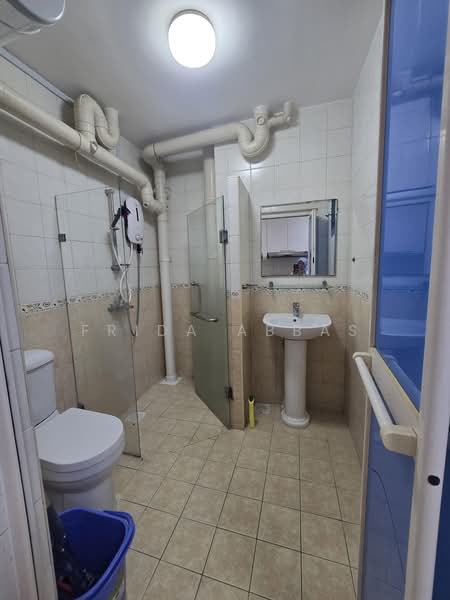184 Edgefield Plains, 184 Edgefield Plains, 4 Bedrooms, 1,378 sqft, HDB Flat For Sale, by Frida Abbas, 500171354 - Bathroom - PropertyGuru.com.sg