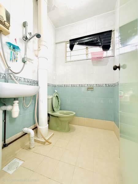 208 Yishun Street 21, 208 Yishun Street 21, 2 Bedrooms, 721 sqft, HDB Flat For Sale, by Hanson Chan, 500171370 - Bathroom - PropertyGuru.com.sg