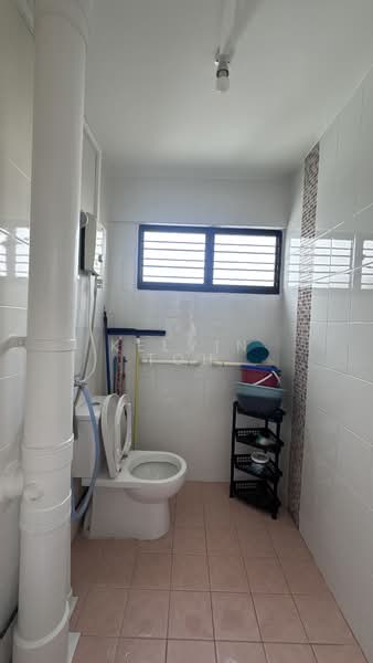 408 Pandan Gardens, 408 Pandan Gardens, 3 Bedrooms, 1,044 sqft, HDB Flat For Rent, by Kelvin Toh, 500171377 - Bathroom - PropertyGuru.com.sg