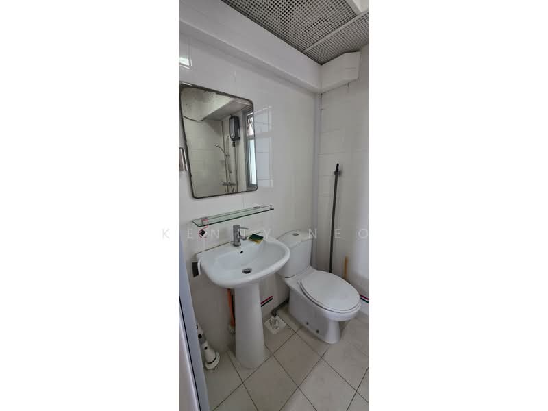 471A Upper Serangoon Crescent, 471A Upper Serangoon Crescent, 2 Bedrooms, 721 sqft, HDB Flat For Sale, by Kenny Neo, 500171389 - Bathroom - PropertyGuru.com.sg