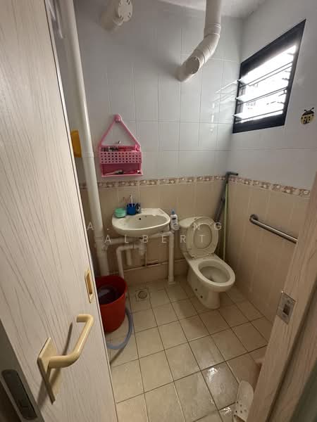 703 Yishun Avenue 5, 703 Yishun Avenue 5, 2 Bedrooms, 731 sqft, HDB Flat For Sale, by A.B. Ong Albert, 500171456 - Bathroom - PropertyGuru.com.sg