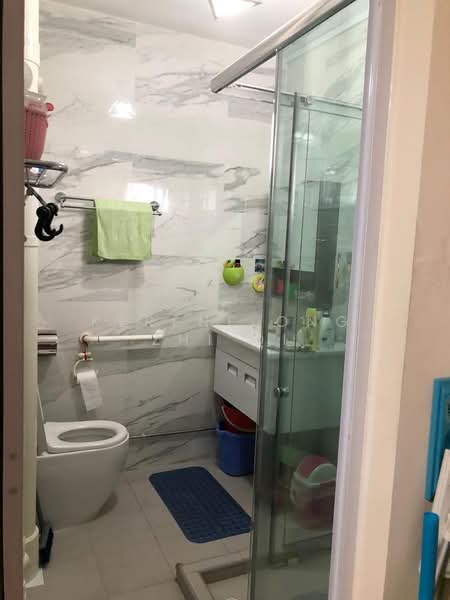 105 Jalan Rajah, 105 Jalan Rajah, 4 Bedrooms, 1,615 sqft, HDB Flat For Rent, by Kerene Ong Zhi Qi, 500171462 - Bathroom - PropertyGuru.com.sg