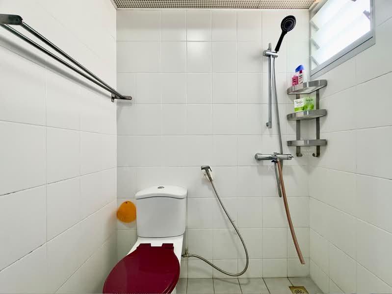 424D Yishun Avenue 11, 424D Yishun Avenue 11, 3 Bedrooms, 990 sqft, HDB Flat For Sale, by Farah Zack, 500171497 - Bathroom - PropertyGuru.com.sg