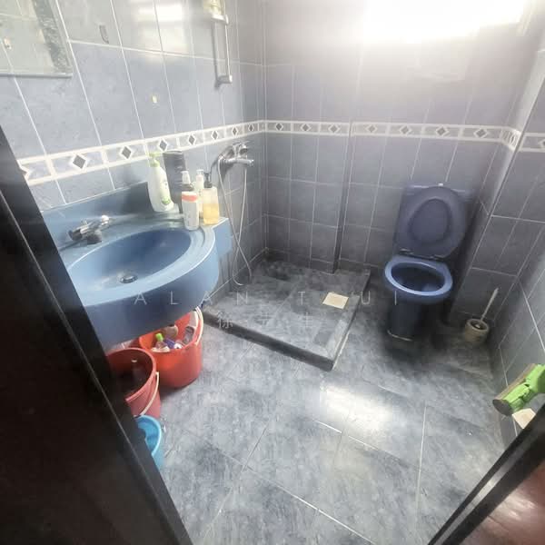Cheap Bedroom near Serangoon MRT, Boundary Road, Room Rental, 140 sqft, Terraced House For Rent, by Alan Tsui 徐先生, 500171529 - Bathroom - PropertyGuru.com.sg
