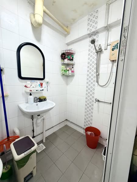 319 Bukit Batok Street 33, 319 Bukit Batok Street 33, 3 Bedrooms, 904 sqft, HDB Flat For Sale, by Emmy Wan, 500171537 - Master Bathroom - PropertyGuru.com.sg