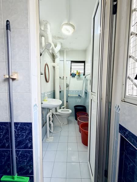 319 Bukit Batok Street 33, 319 Bukit Batok Street 33, 3 Bedrooms, 904 sqft, HDB Flat For Sale, by Emmy Wan, 500171537 - Common Bathroom - PropertyGuru.com.sg