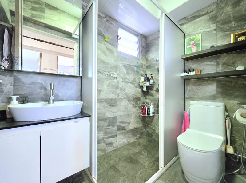 682B Edgedale Plains, 682B Edgedale Plains, 3 Bedrooms, 1,216 sqft, HDB Flat For Sale, by Larry Sng, 500171568 - Bathroom - PropertyGuru.com.sg