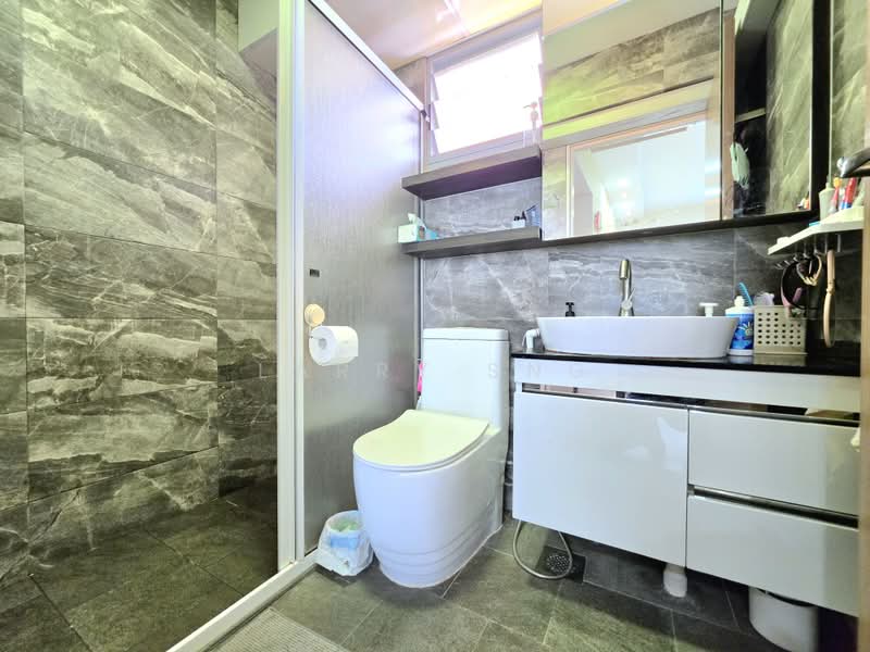 682B Edgedale Plains, 682B Edgedale Plains, 3 Bedrooms, 1,216 sqft, HDB Flat For Sale, by Larry Sng, 500171568 - Bathroom - PropertyGuru.com.sg