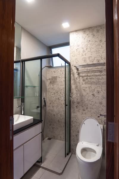 Jardin, 968 Dunearn Road, 3 Bedrooms, 1,098 sqft, Condominium For Sale, by Nicole Chan, 500171590 - Common Bathroom - PropertyGuru.com.sg