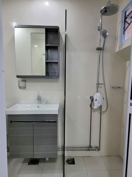 718 Jurong West Street 71, 718 Jurong West Street 71, 3 Bedrooms, 1,151 sqft, HDB Flat For Sale, by Bruce Ang, 500171633 - Bathroom - PropertyGuru.com.sg