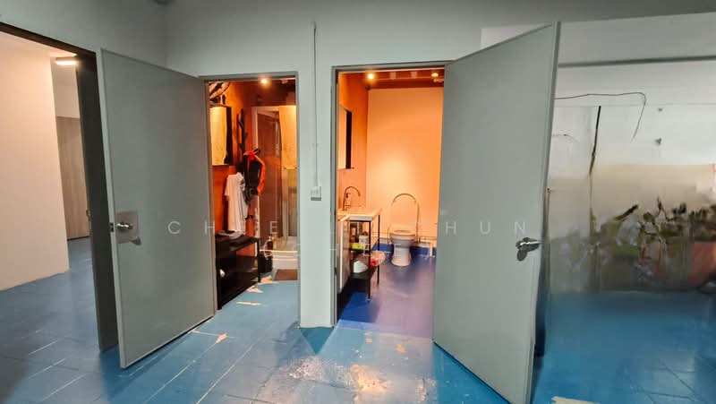 Pasir Panjang Wholesale Centre, 9 Wholesales Centre, 4,300 sqft, Office For Rent, by Chee Li Chun (CHEE), 500171637 - Bathroom - CommercialGuru.com.sg