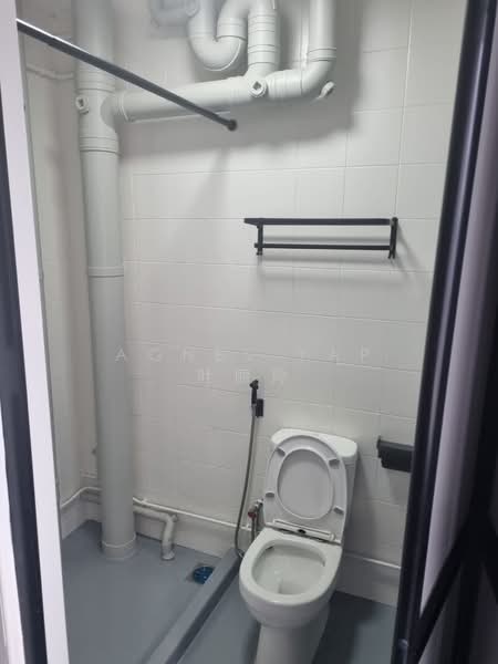 550 Serangoon North Avenue 3, 550 Serangoon North Avenue 3, 3 Bedrooms, 1,076 sqft, HDB Flat For Rent, by Agnes Yap 叶丽玲, 500171654 - Bathroom - PropertyGuru.com.sg
