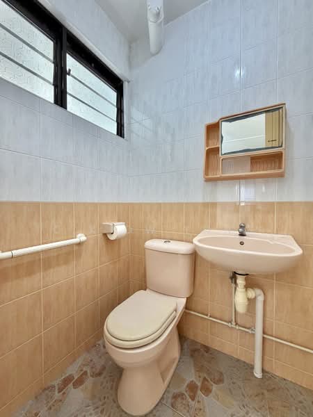 241 Serangoon Avenue 3, 241 Serangoon Avenue 3, 2 Bedrooms, 689 sqft, HDB Flat For Sale, by C K Ow Yong, 500171658 - Bathroom - PropertyGuru.com.sg