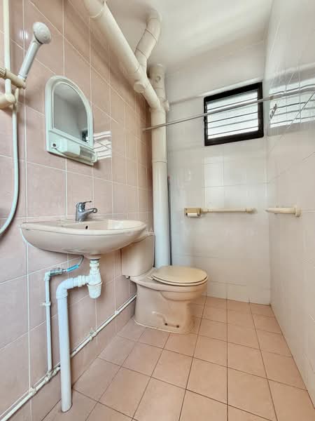 241 Serangoon Avenue 3, 241 Serangoon Avenue 3, 2 Bedrooms, 689 sqft, HDB Flat For Sale, by C K Ow Yong, 500171658 - Bathroom - PropertyGuru.com.sg