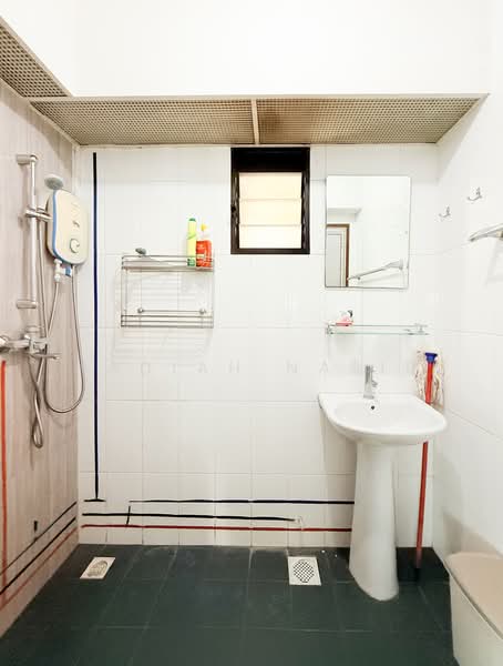 208B Clementi Avenue 6, 208B Clementi Avenue 6, 2 Bedrooms, 732 sqft, HDB Flat For Rent, by Nadiah Nasir, 500171665 - Bathroom - PropertyGuru.com.sg