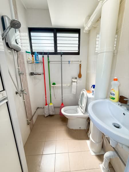 623 Ang Mo Kio Avenue 9, 623 Ang Mo Kio Avenue 9, 2 Bedrooms, 68 sqft, HDB Flat For Rent, by Eunice Chong, 500171674 - Bathroom - PropertyGuru.com.sg